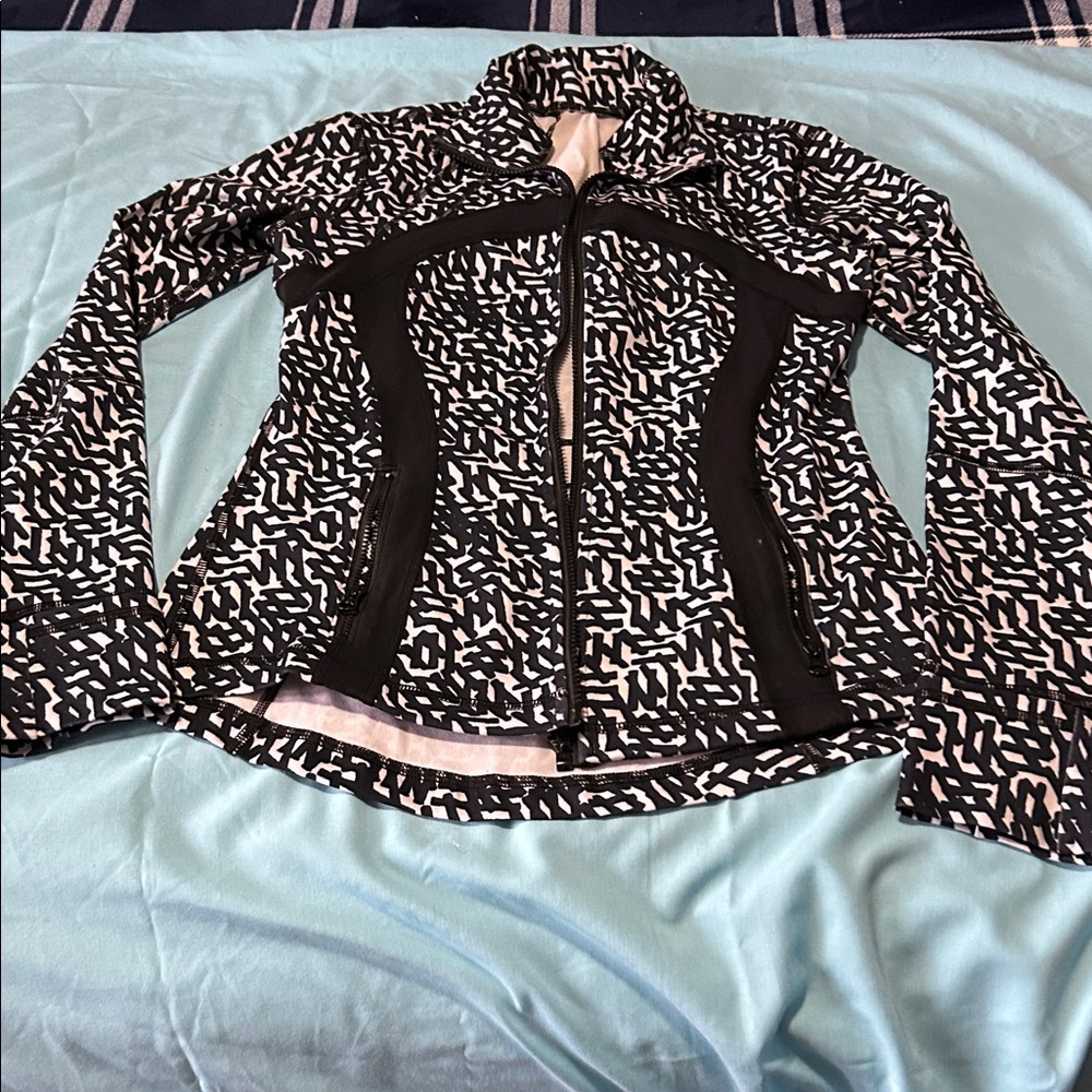 Lululemon Stylish Black and White Women's Jacket sizes small nwot
